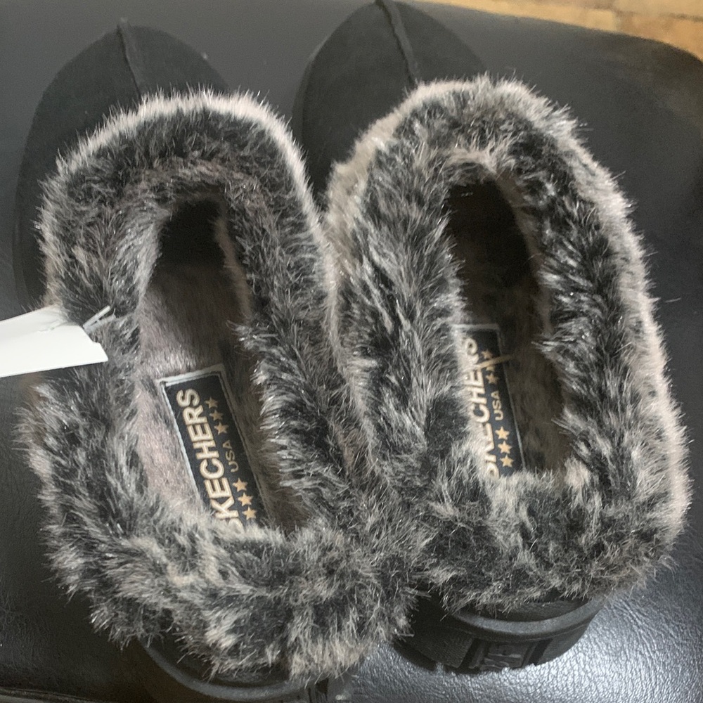 Skechers women’s 8 1/2 clog, mules, shindigs tone -ups fur black suede shoe faux